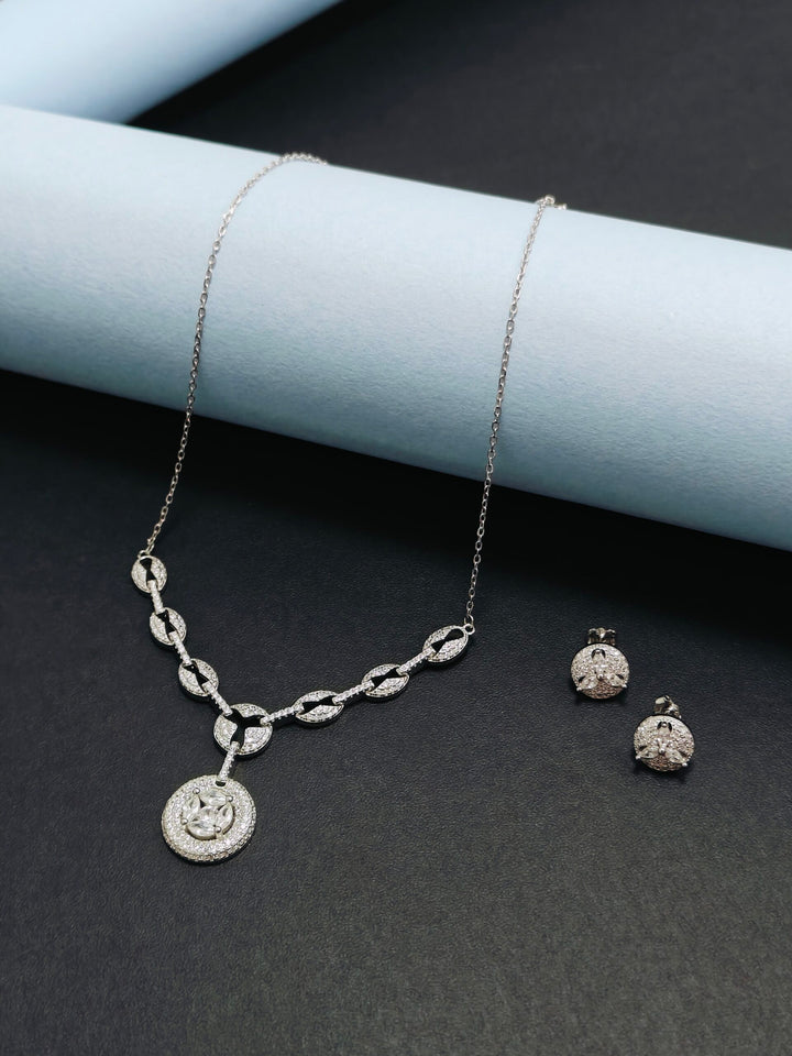 Round With Link Detailing Pendant Set