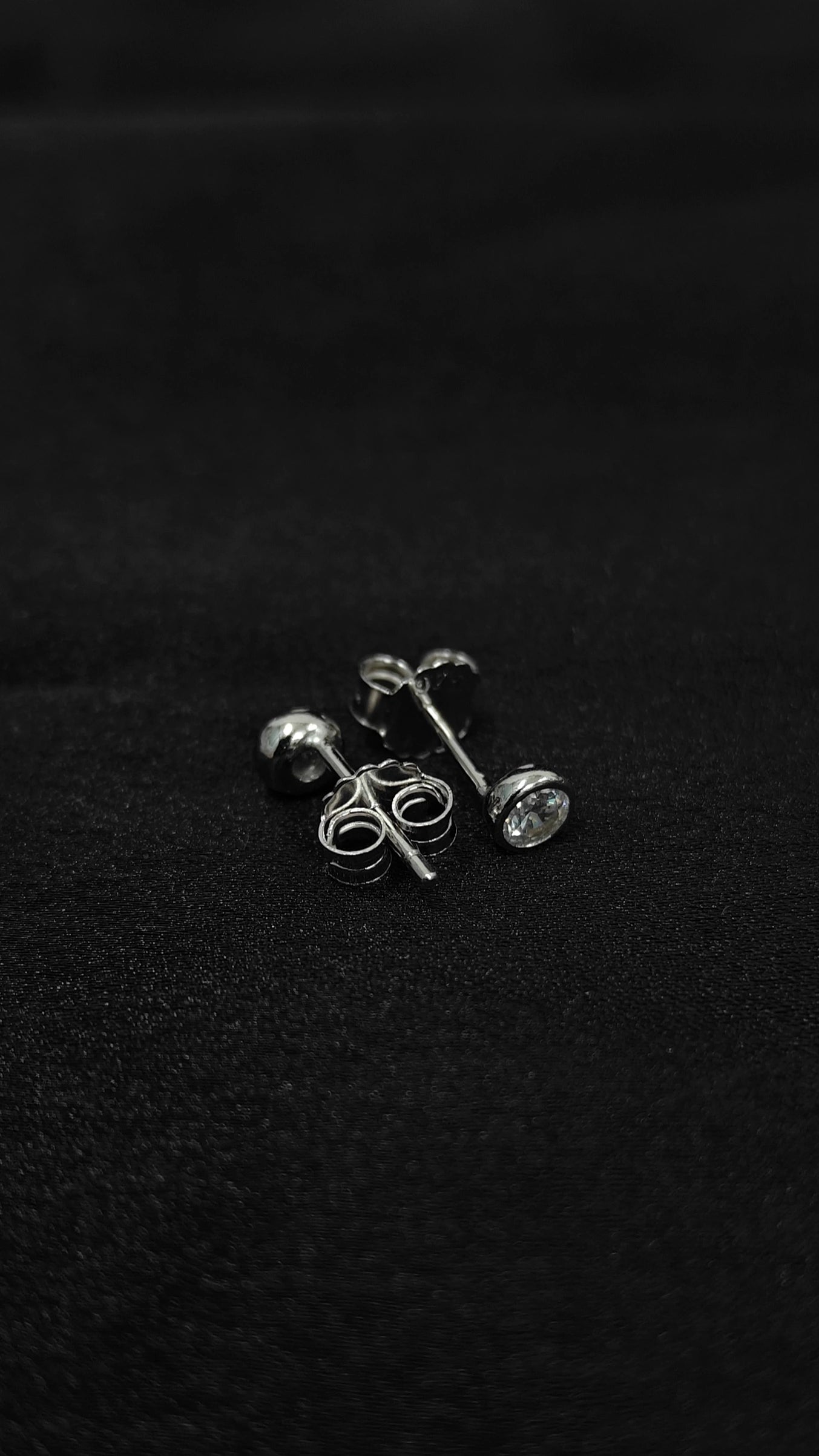 Fashionable Silver Chain Pendant with Crystal Earrings Set