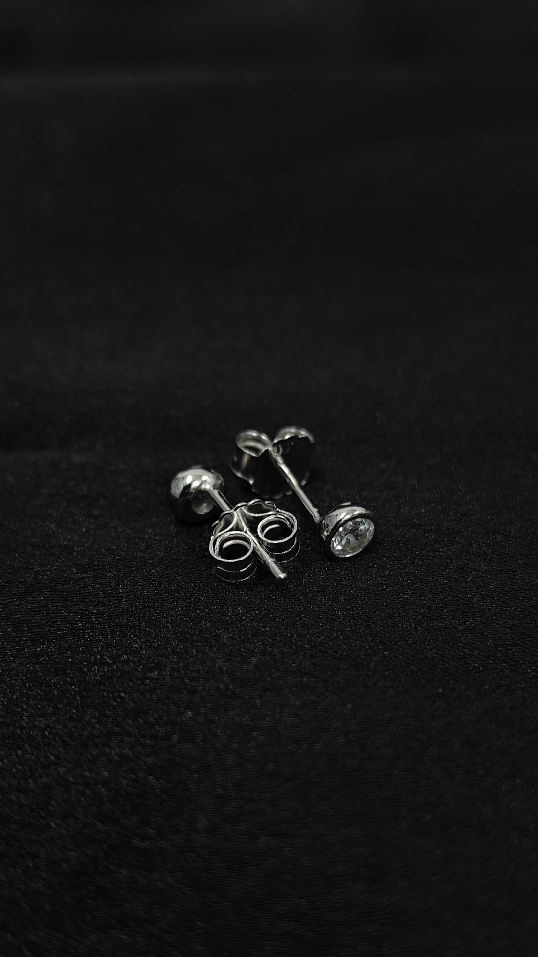 Fashionable Silver Chain Pendant with Crystal Earrings Set