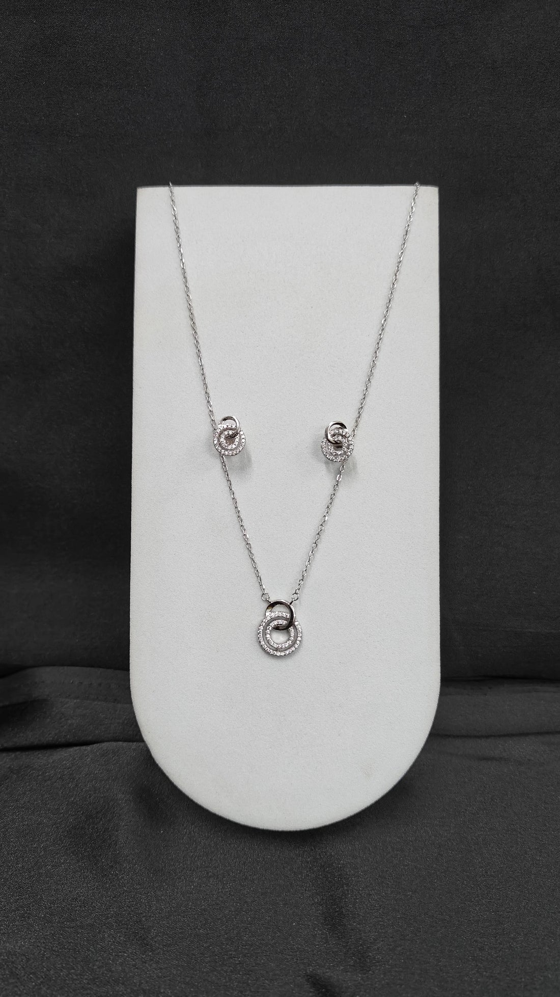 Lightweight Elegant Pendant Necklace with Earrings