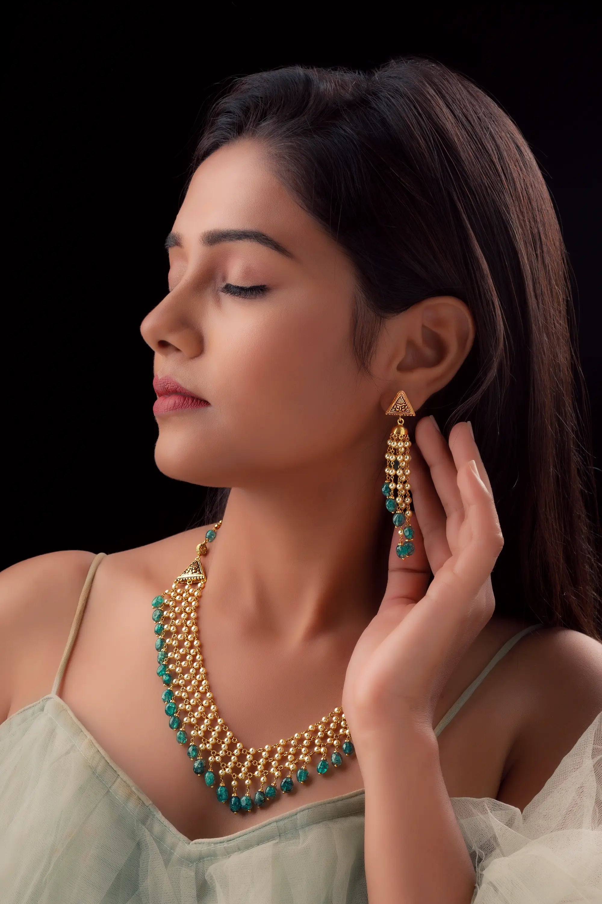 Elegant 925 silver wedding jewelry featuring intricate designs, perfect for bridal and festive occasions.